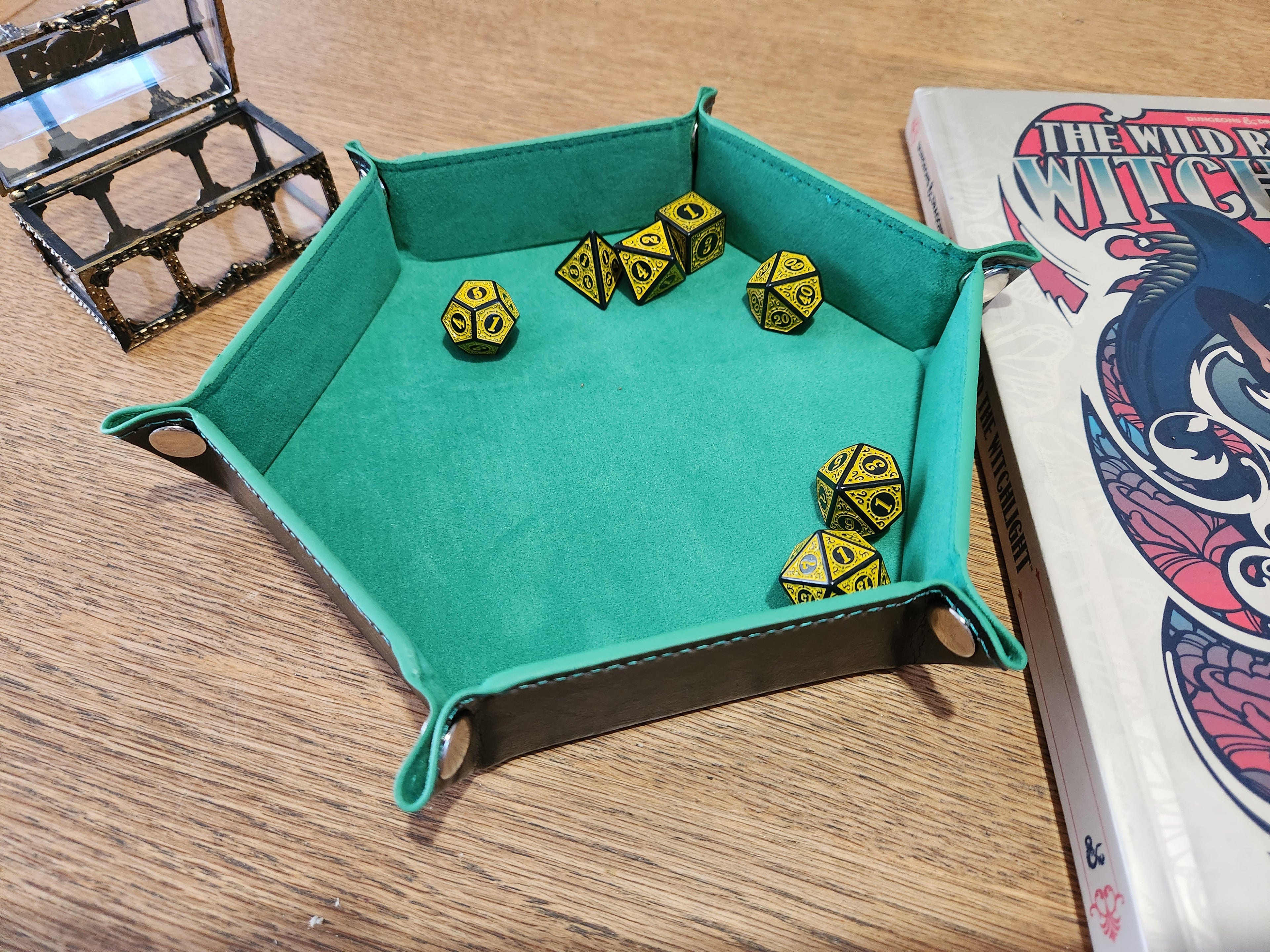 D&D Premium Dice Set and Chest Dungeons and Dragons / DND Rpg Dice 7 Dice and Storage for Avid Gamers